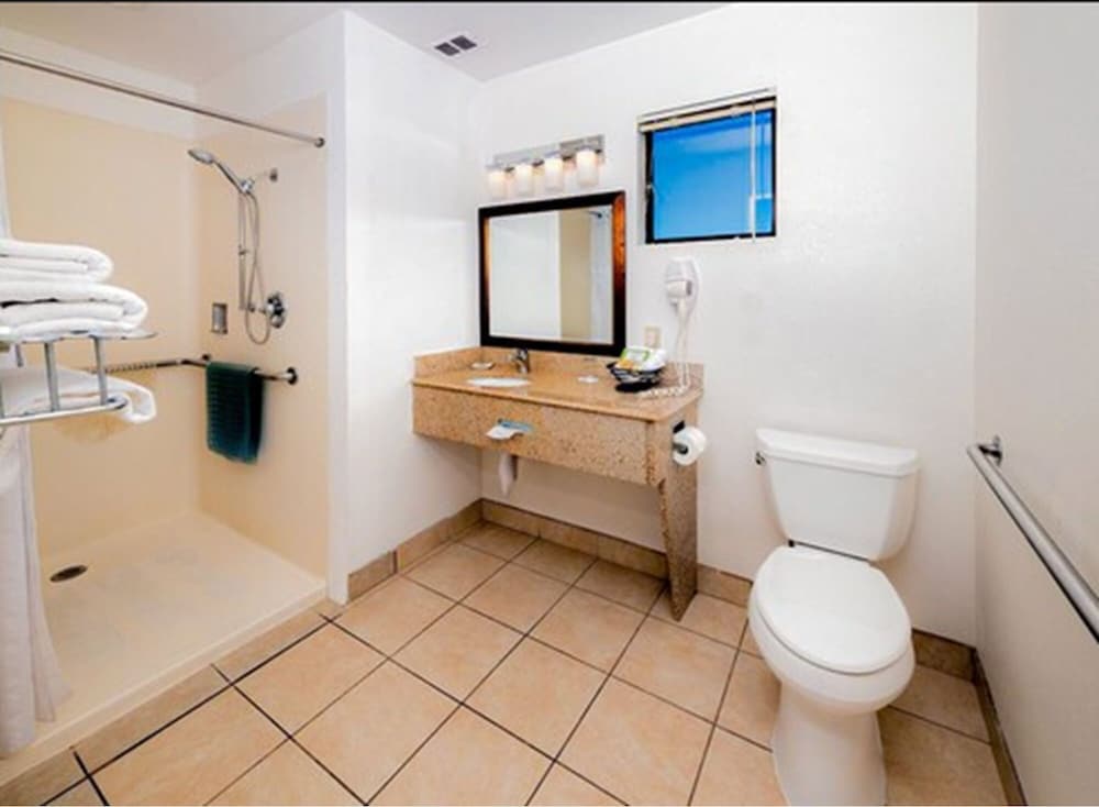 Standard Room, 1 King Bed, Accessible thumbnail 6
