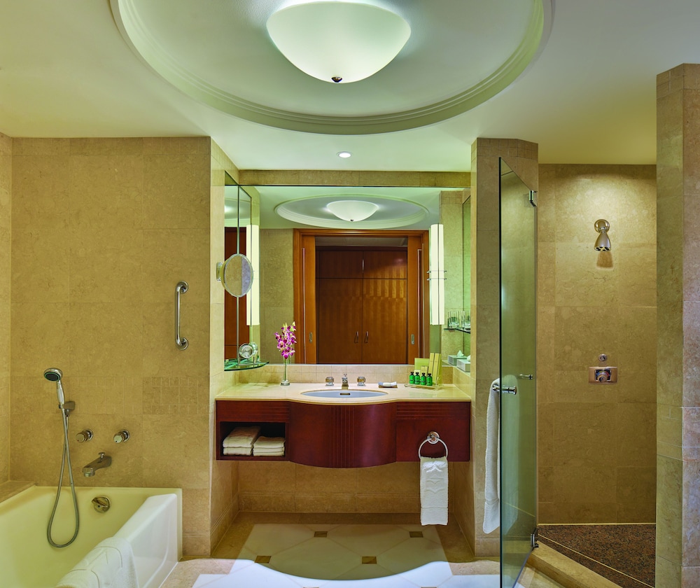 Superior Room, 1 King Bed photo 3