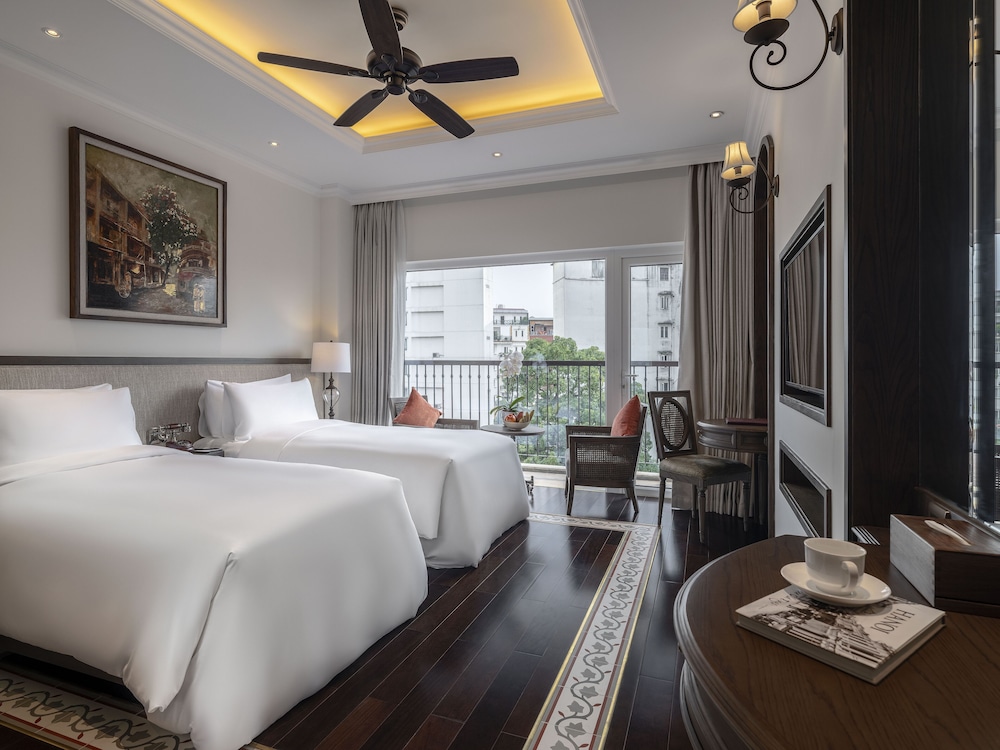 Deluxe Balcony Room thumbnail 6