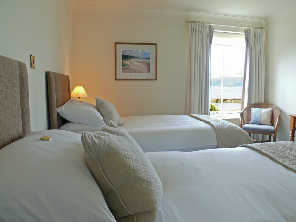 Twin Room, 2 Twin Beds, Ensuite, Lake View photo 1