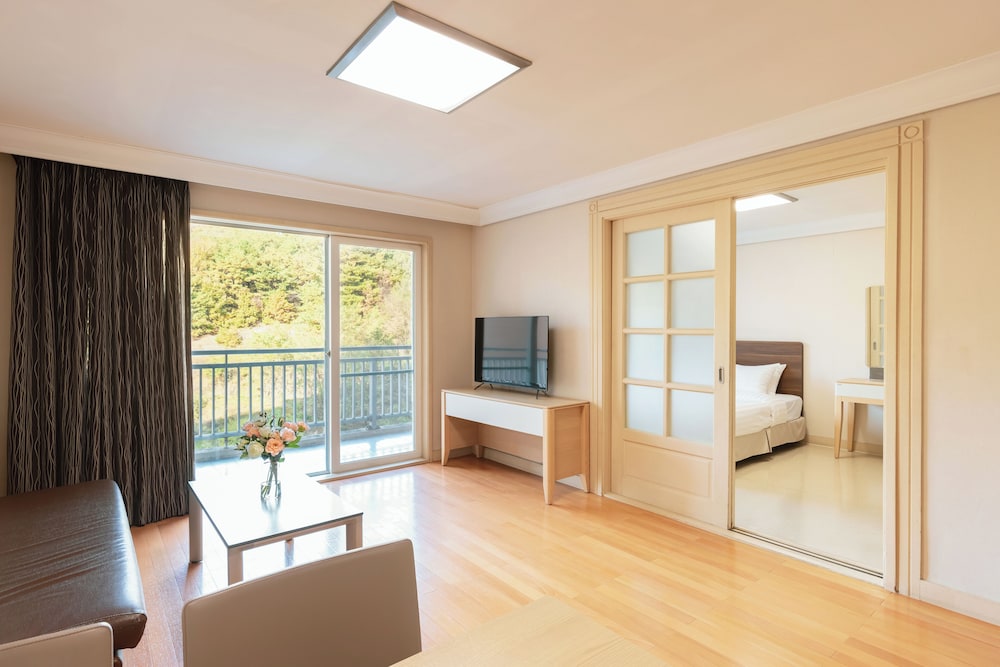 [WEST] Suite (Kitchen/Standard/Bed) - Photo 3