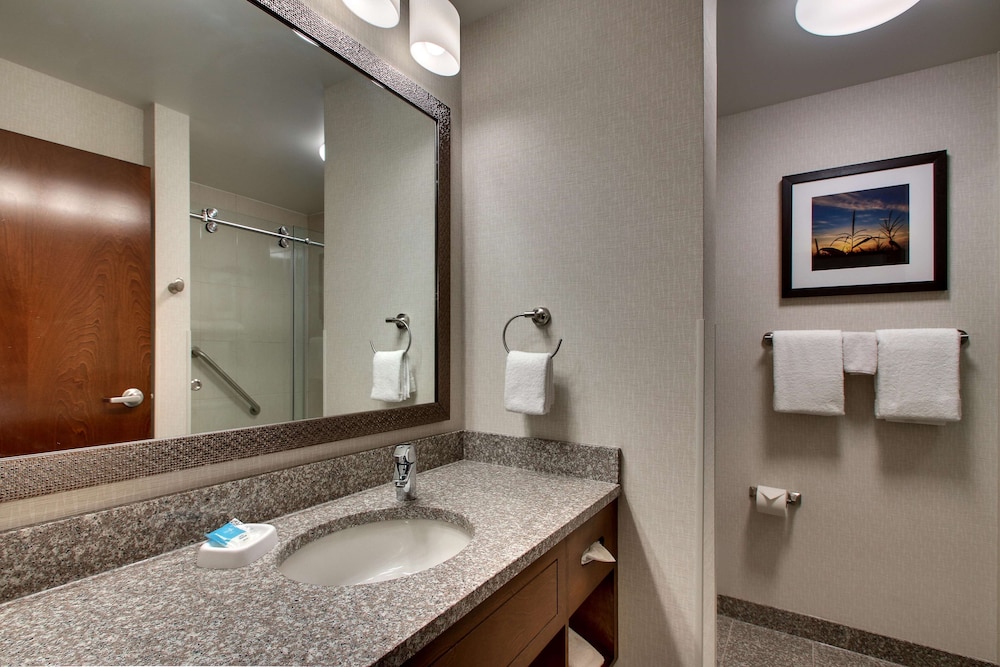 Deluxe Room, 1 King Bed, Refrigerator & Microwave (Upper Floor), photo 6