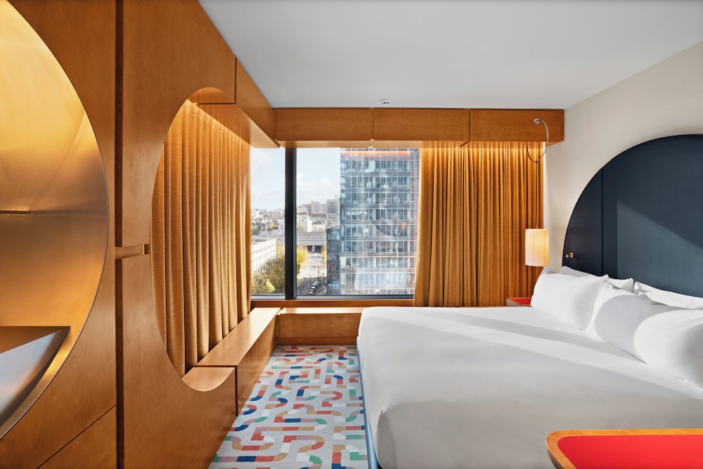 Deluxe Room, 1 King Bed (ADA)