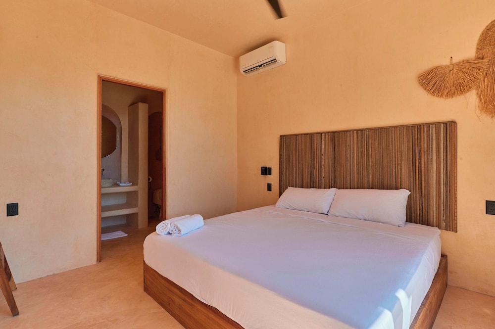 Suite, 1 King Bed, Partial Ocean View photo 3
