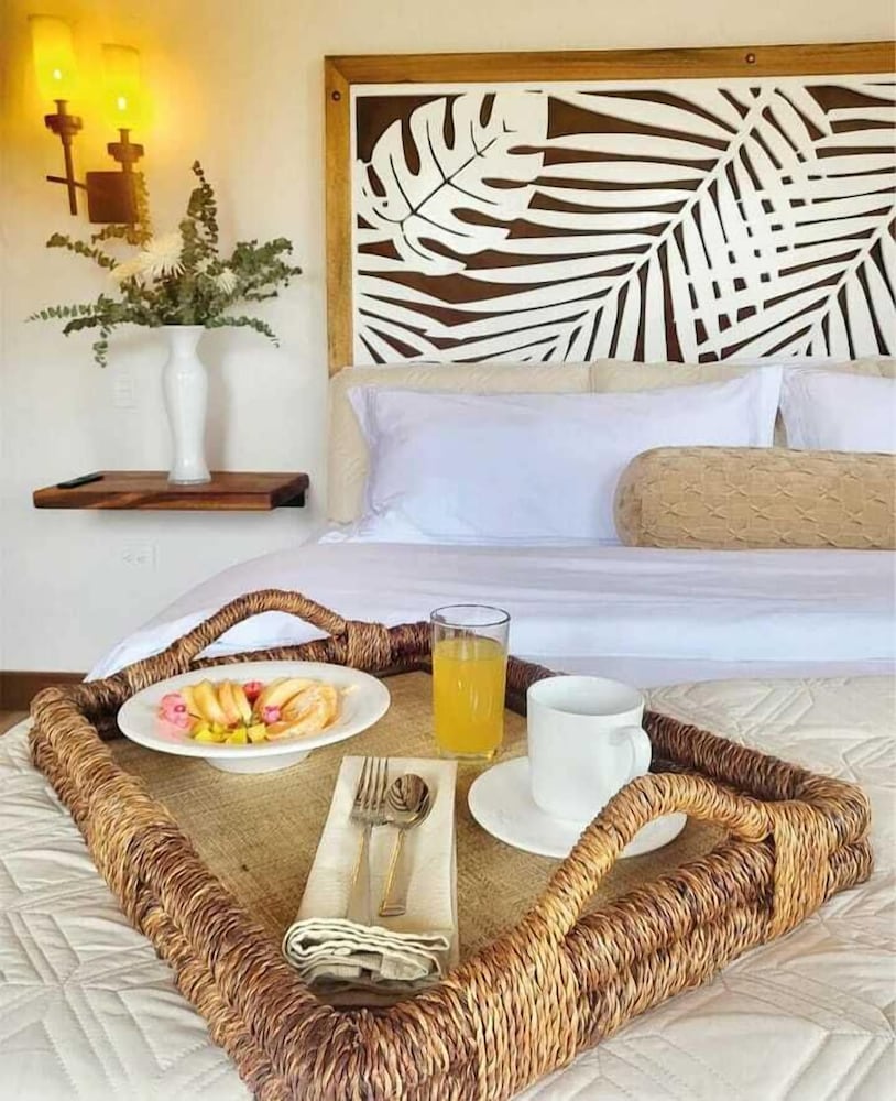 Deluxe Suite, 1 King Bed, Balcony, Mountain View photo 3