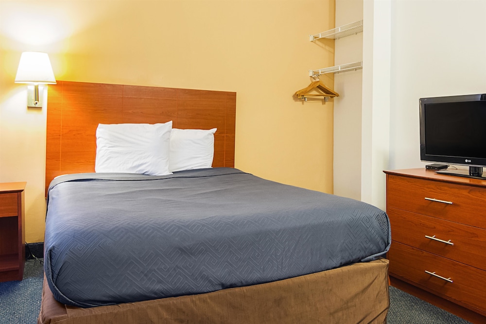 Standard Room, 1 Queen Bed, Non Smoking - Photo 5