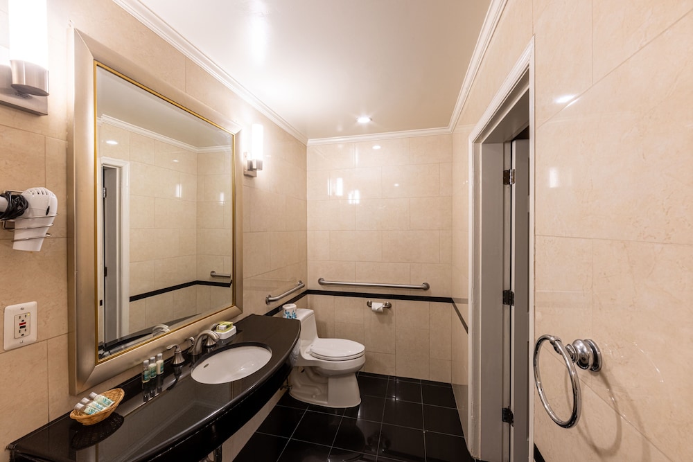 City View, 2 Queen Beds Suite thumbnail 5