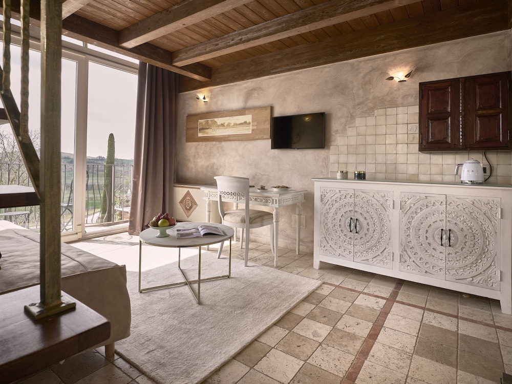 Junior Suite, Courtyard View
