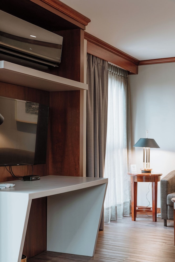 Executive Suite - Photo 8