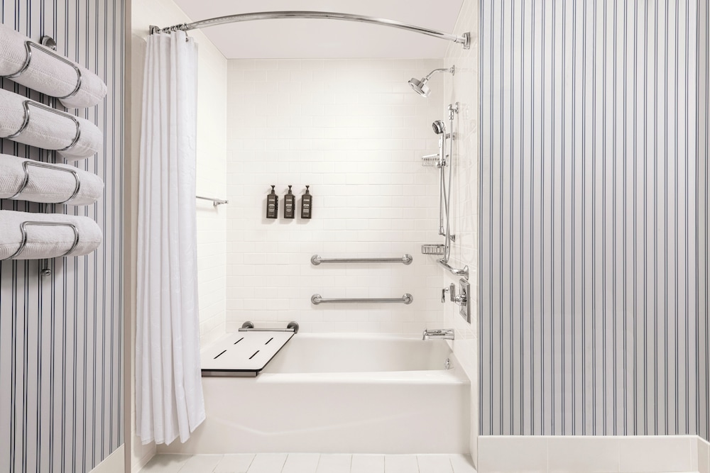 Room, 2 Queen Beds, Balcony, Tower (Mobility Accessible, Tub) photo 3