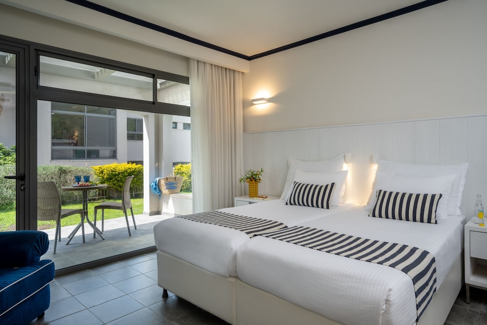 Hotel Room - Photo 1