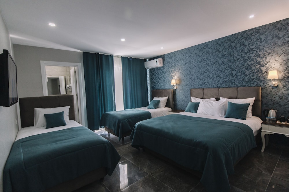 Quadruple Room - Photo 8