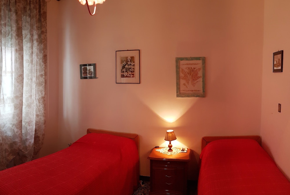 Twin Room, 2 Twin Beds, Shared Bathroom photo 1