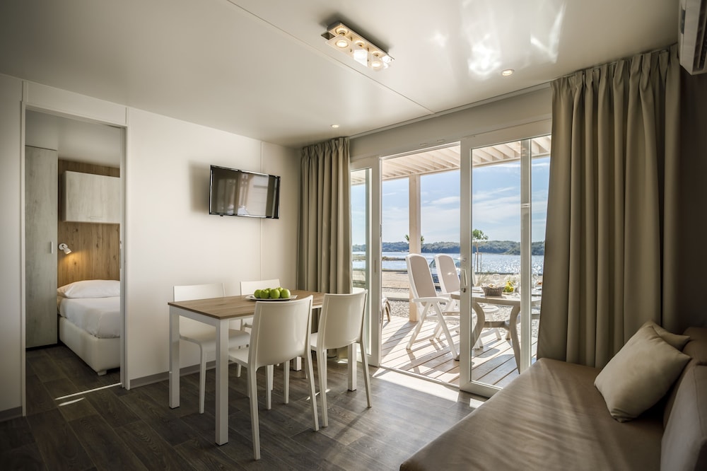 Standard Mobile Home, Terrace photo 2