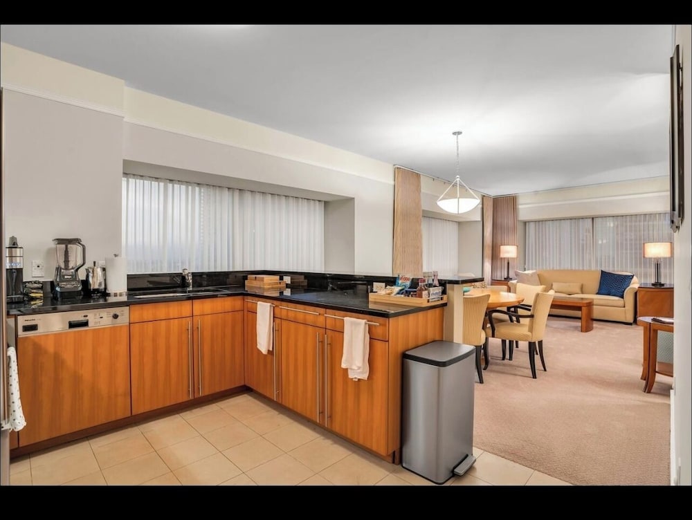 Luxury Suite, Partial Ocean View photo 2
