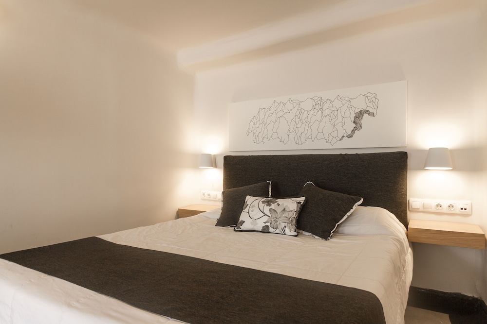 Cave Suite with Plunge Pool & Caldera View - Photo 9