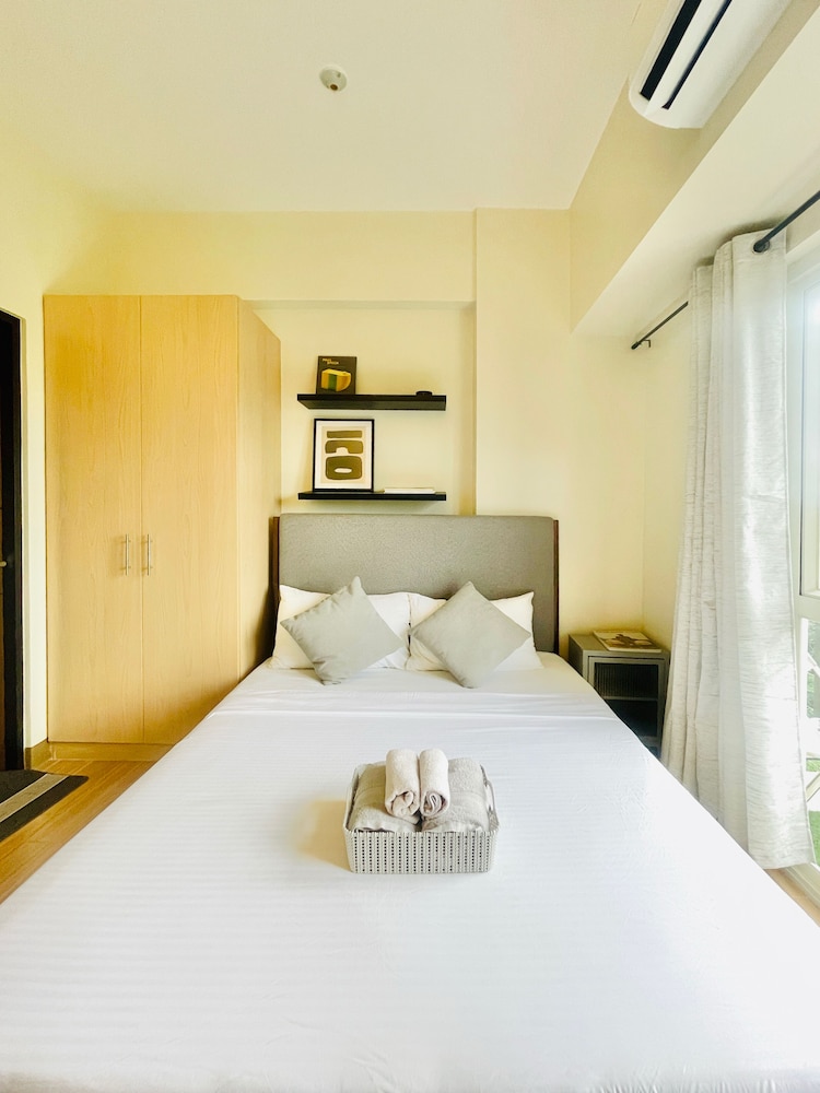 Family Studio, 1 Queen Bed with Sofa bed, Balcony, City View