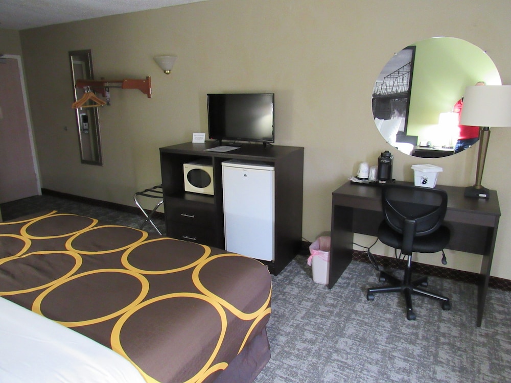 Room, 1 King Bed, Non Smoking - Photo 11