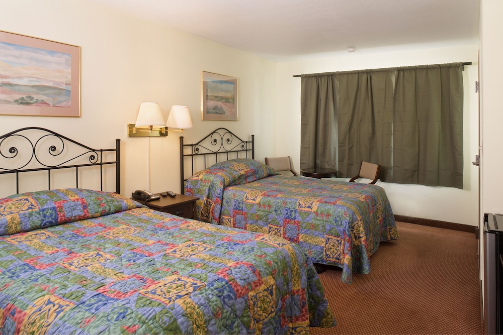Standard Room, 2 Queen Beds photo 2