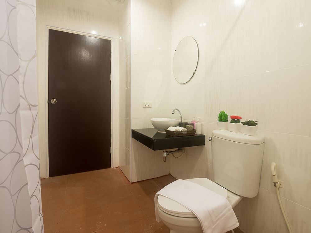 Economy Room, 1 King Bed, Non Smoking, No Windows, photo 6