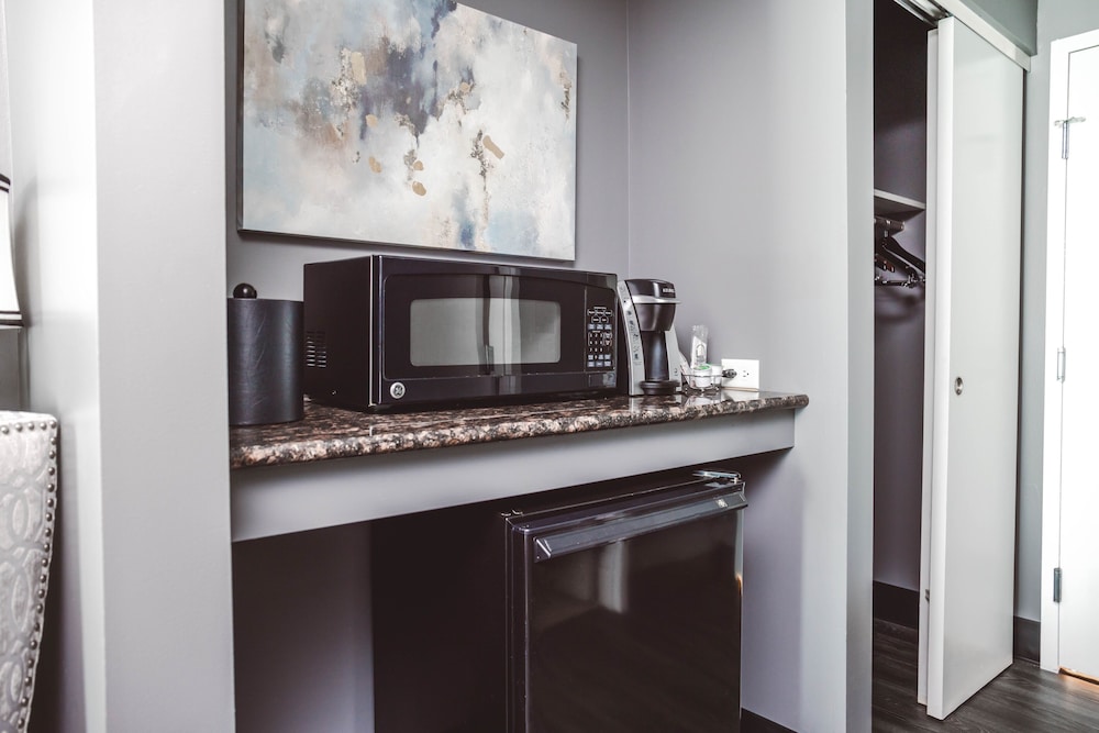 Room, 1 King Bed, Kitchenette - Photo 3
