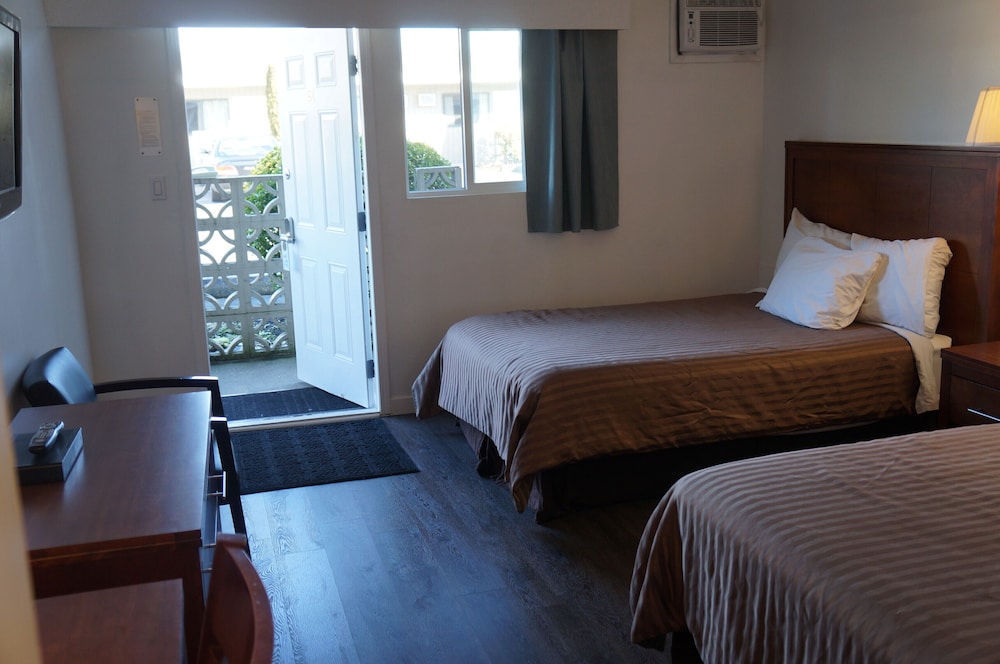 Standard Room, 2 Double Beds - Photo 1