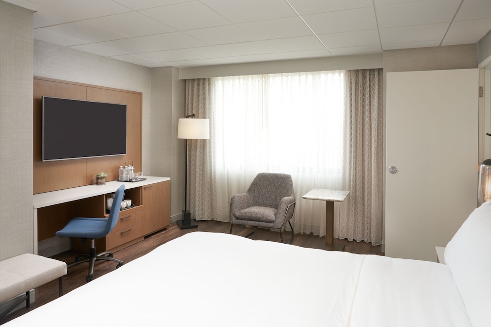 Deluxe Room, 1 King Bed with Sofa bed - Photo 2