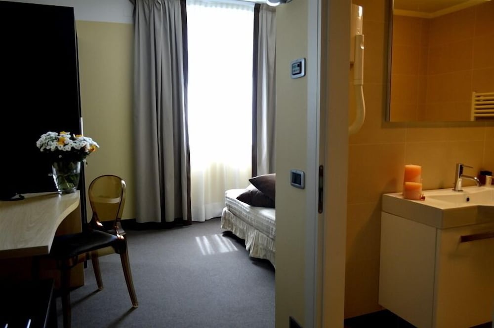 Standard Double Room photo 3
