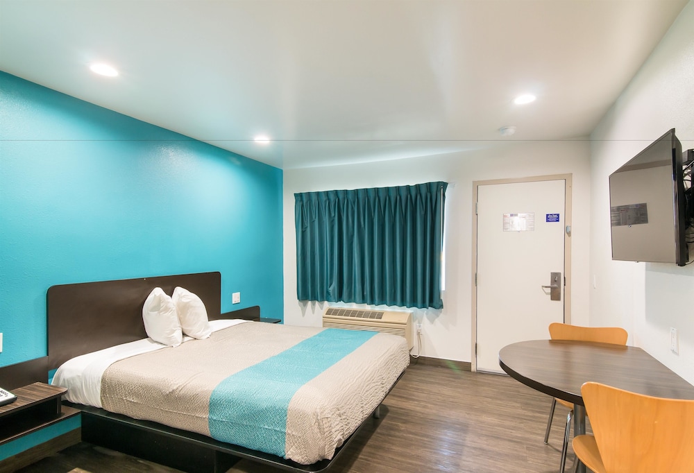 Deluxe Suite, 1 King Bed, Non Smoking, Refrigerator & Microwave - Photo 12