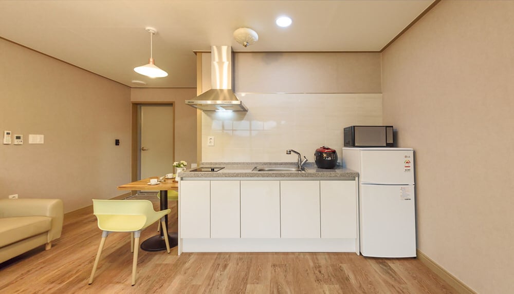 Studio (#202) photo 3