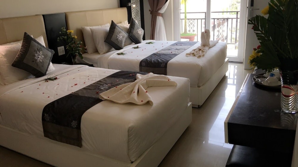 Deluxe Triple Room, Pool View photo 2