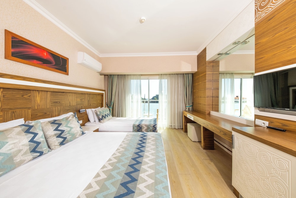 Standard Triple Room, Partial Ocean View