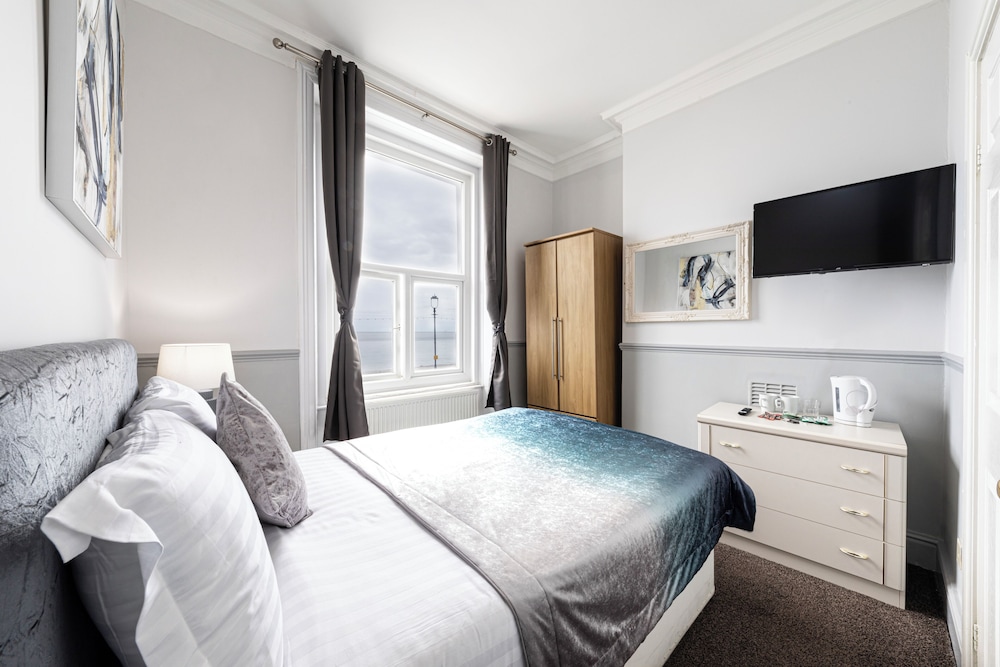Basement Double Room Non smoking en-suite photo 2