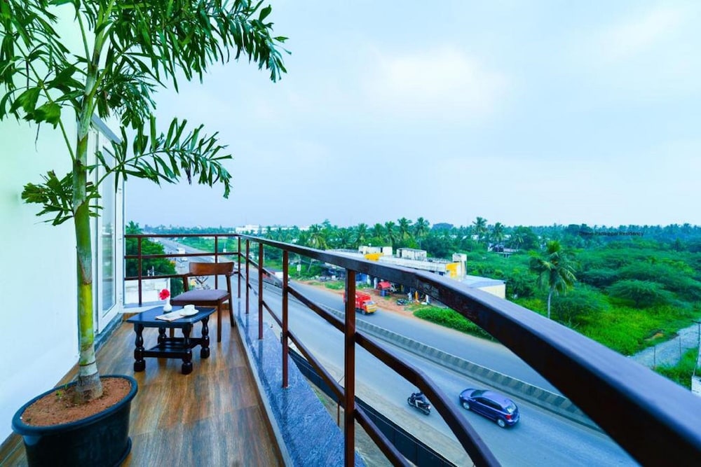 Premium with Balcony - Photo 6