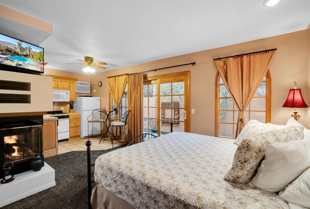 One Bedroom, 1 Queen, Full Kitchen, Fireplace photo 3