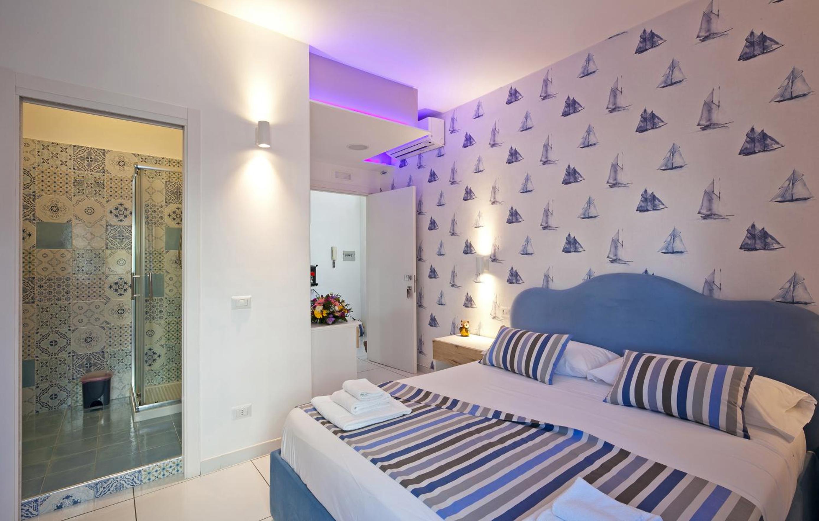 Large Double Room - Photo 1