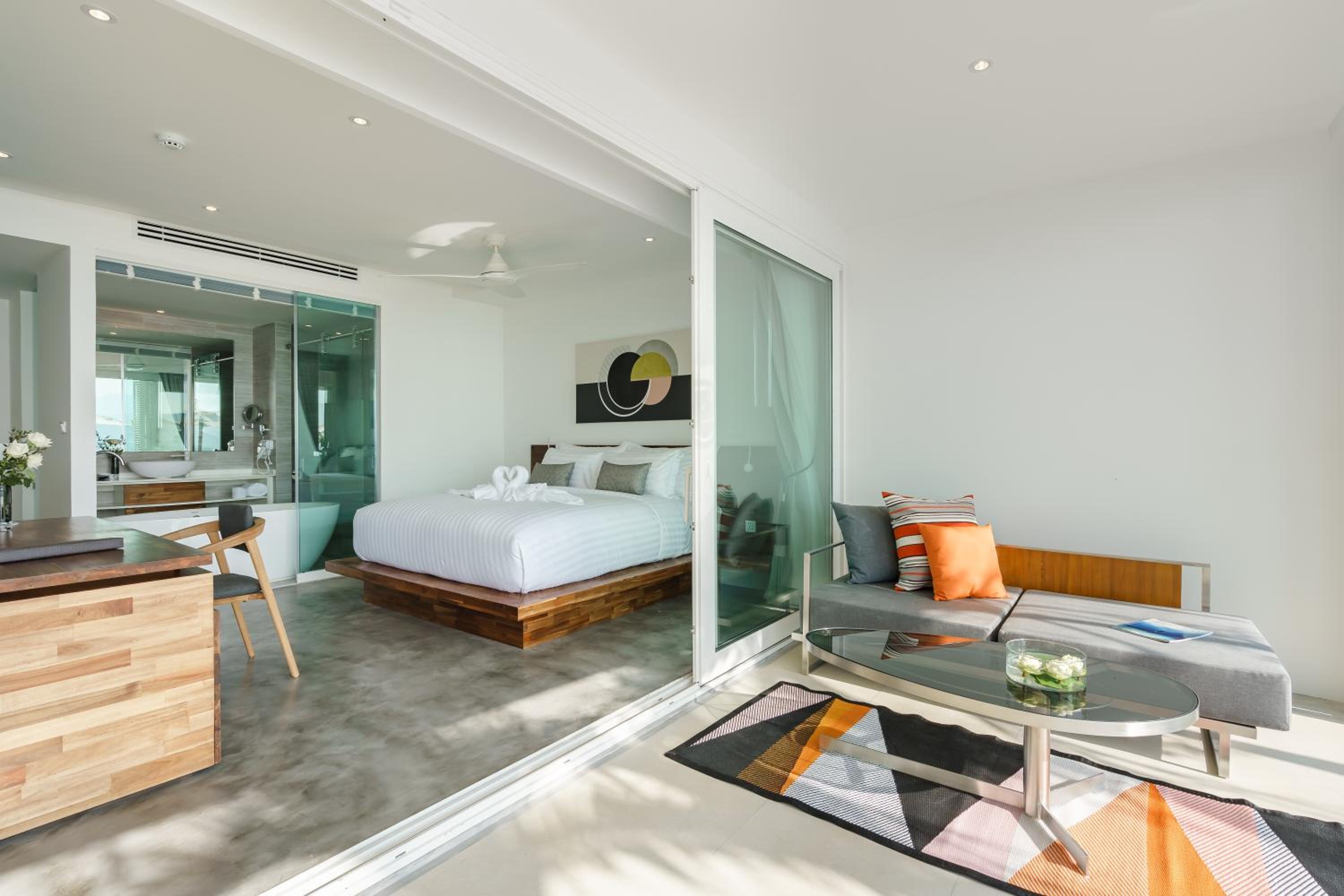 Grand Deluxe Pool Access Suite - Photo 3
