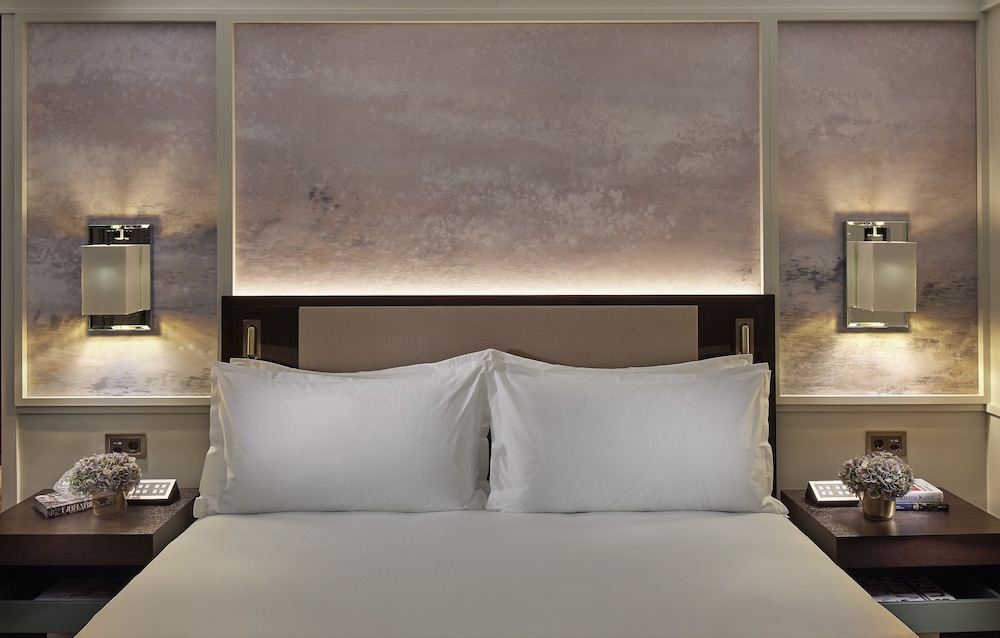 Deluxe Room, Terrace (King or Twin) thumbnail 5