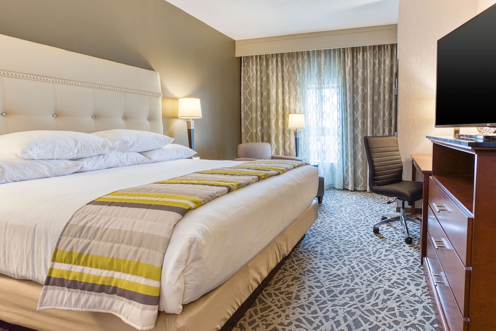 Deluxe Room, 1 King Bed, Accessible, Refrigerator & Microwave (Hearing Accessible, Tub, Upper Floor)
