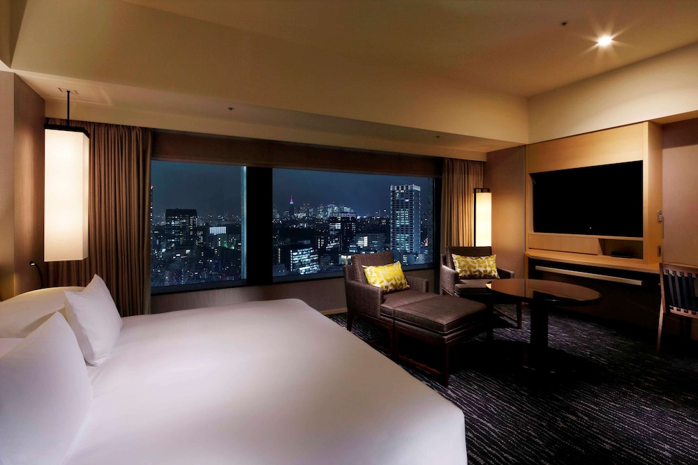 Club Deluxe King, Non Smoking (Breakfast & Club Lounge Access Included) thumbnail 5
