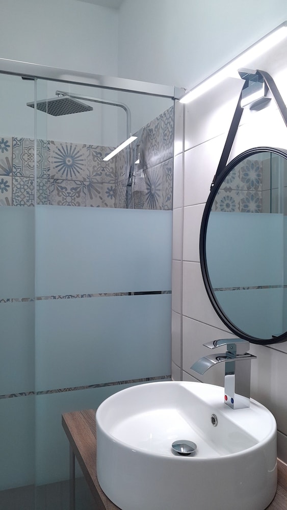 Double Room, Private Bathroom - Photo 5