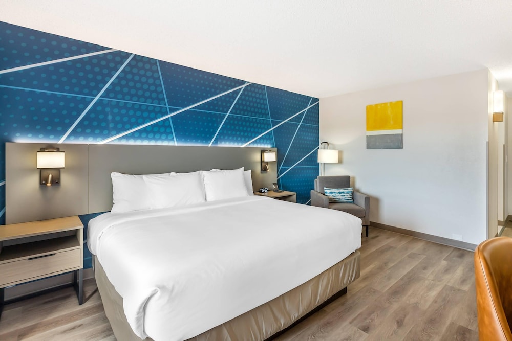 Standard Room, 1 King Bed, Non Smoking - Photo 3