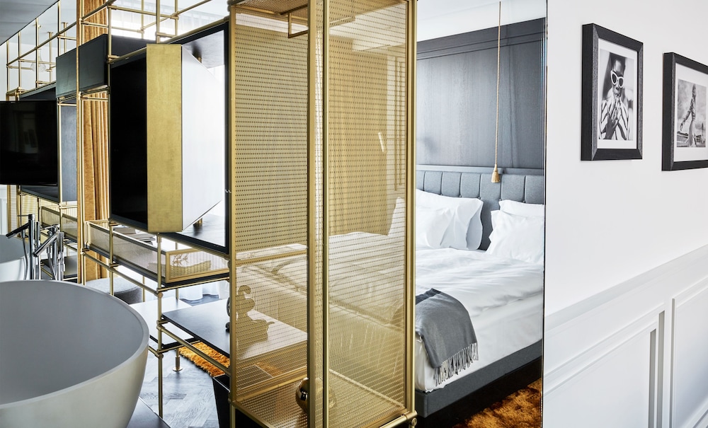 Suite, 1 King Bed, Balcony Suite, 1 King Bed, Balcony