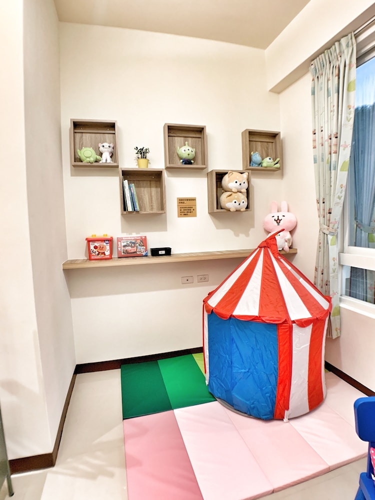 Warm family Room (No pets or animals) photo 2