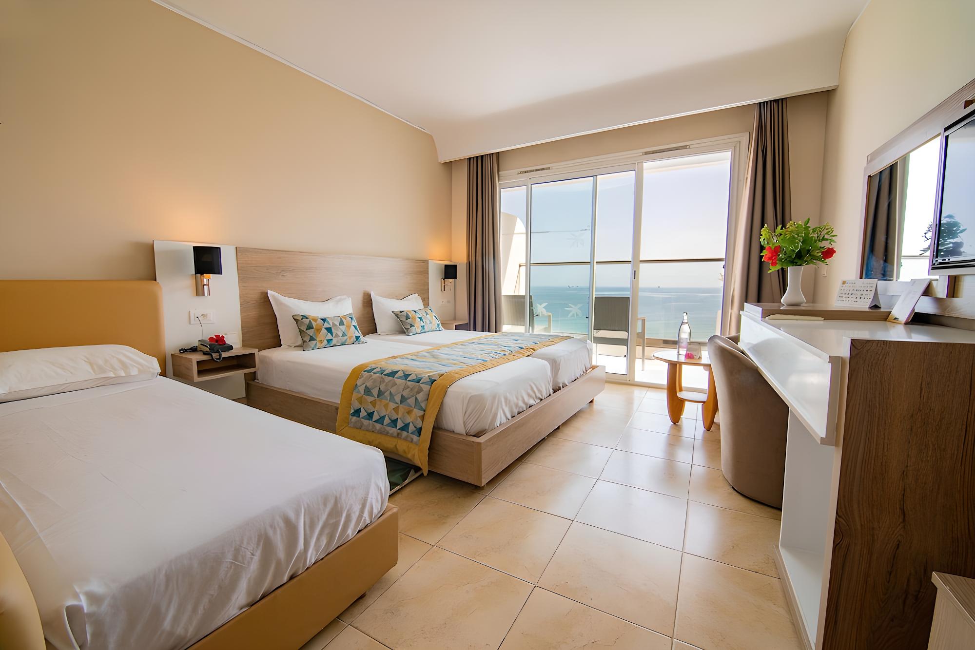 Standard Triple Room, City View photo 3