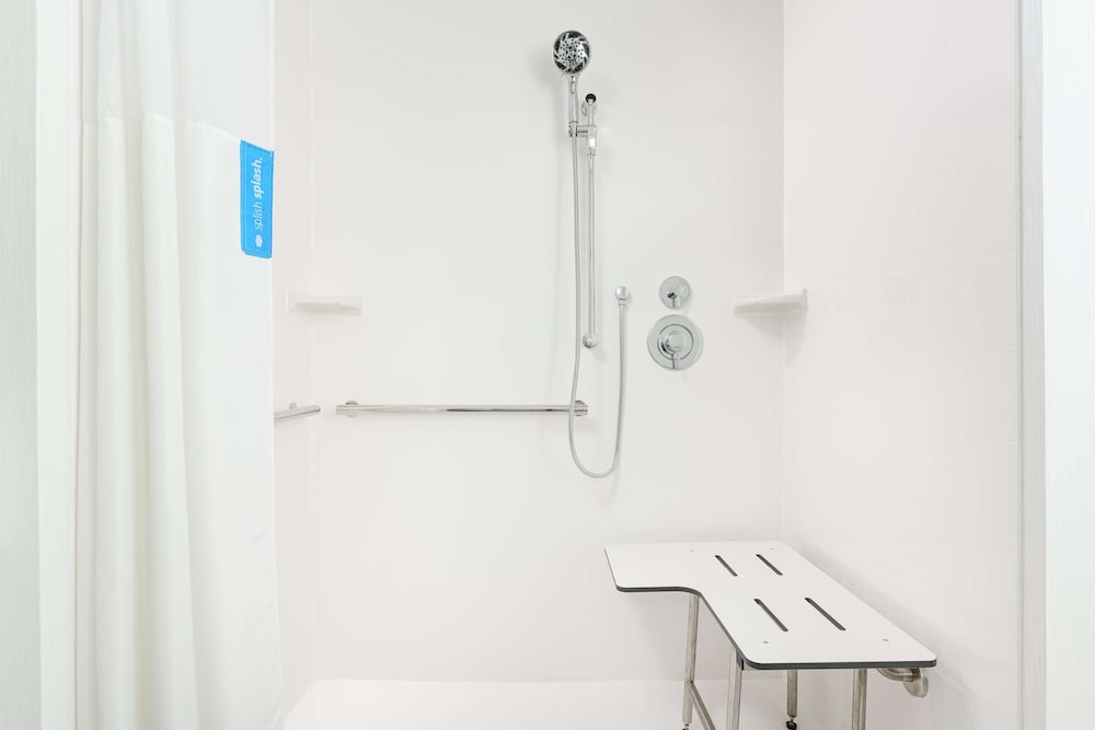 Room, 1 King Bed, Accessible (Mobility & Hearing, Roll-In Shower) - Photo 5