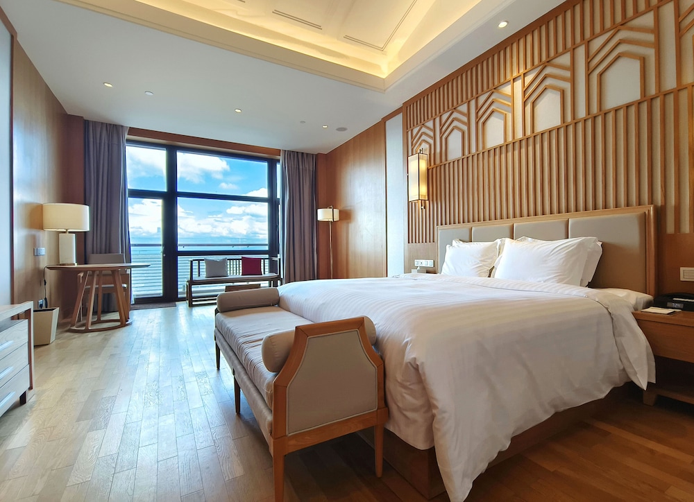 Deluxe Room, 1 King Bed, Mountain View
