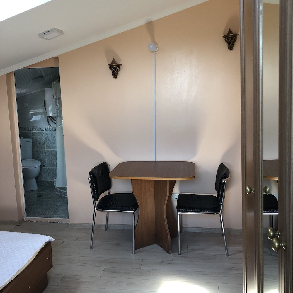 Queen Room photo 2