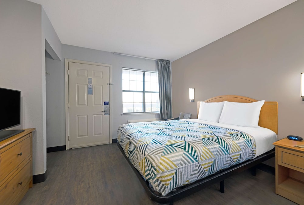 Standard Room, 1 Queen Bed, Smoking, Refrigerator & Microwave photo 3