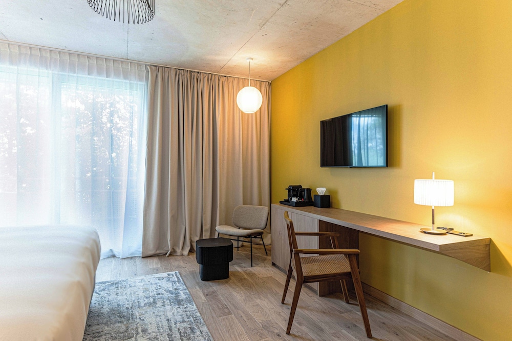 Standard Room, 1 King Bed, Balcony (Super King) - Photo 5